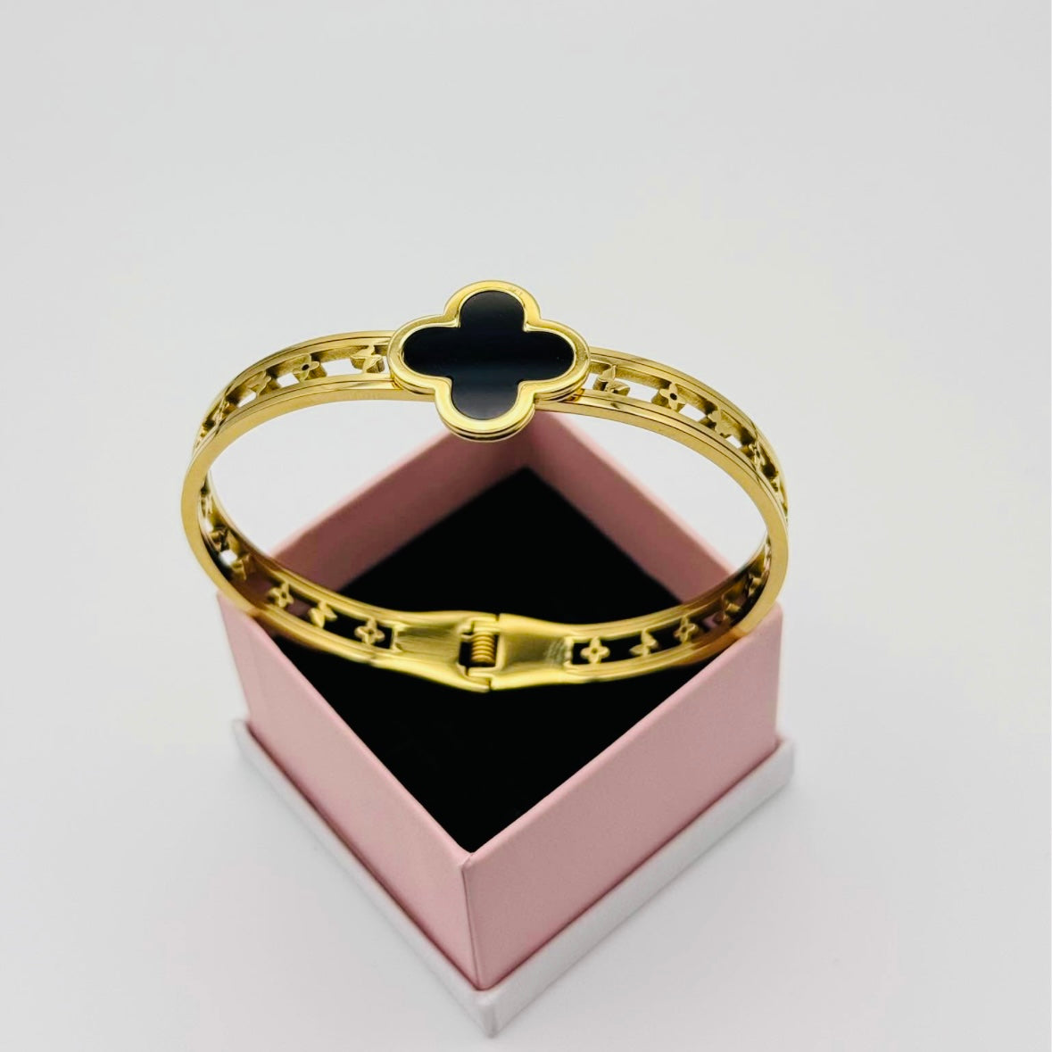 Four Leaf Clover Non Tarnish Bracelet